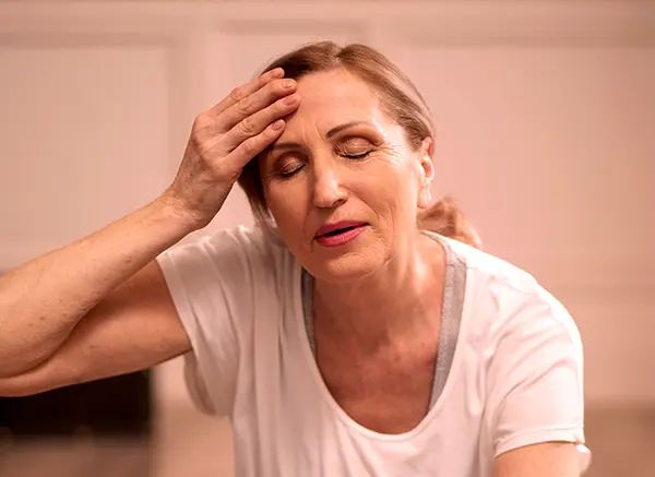 Imagem mostrando uma mulher com calor